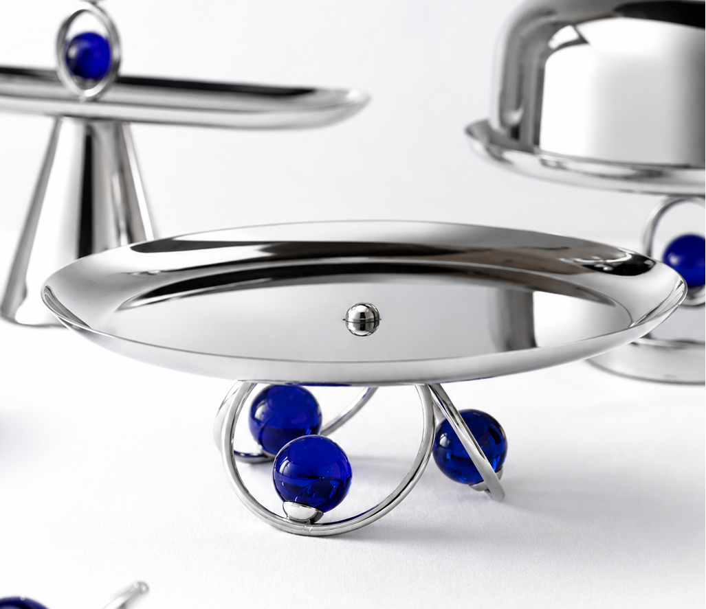 Small rounded silver stand