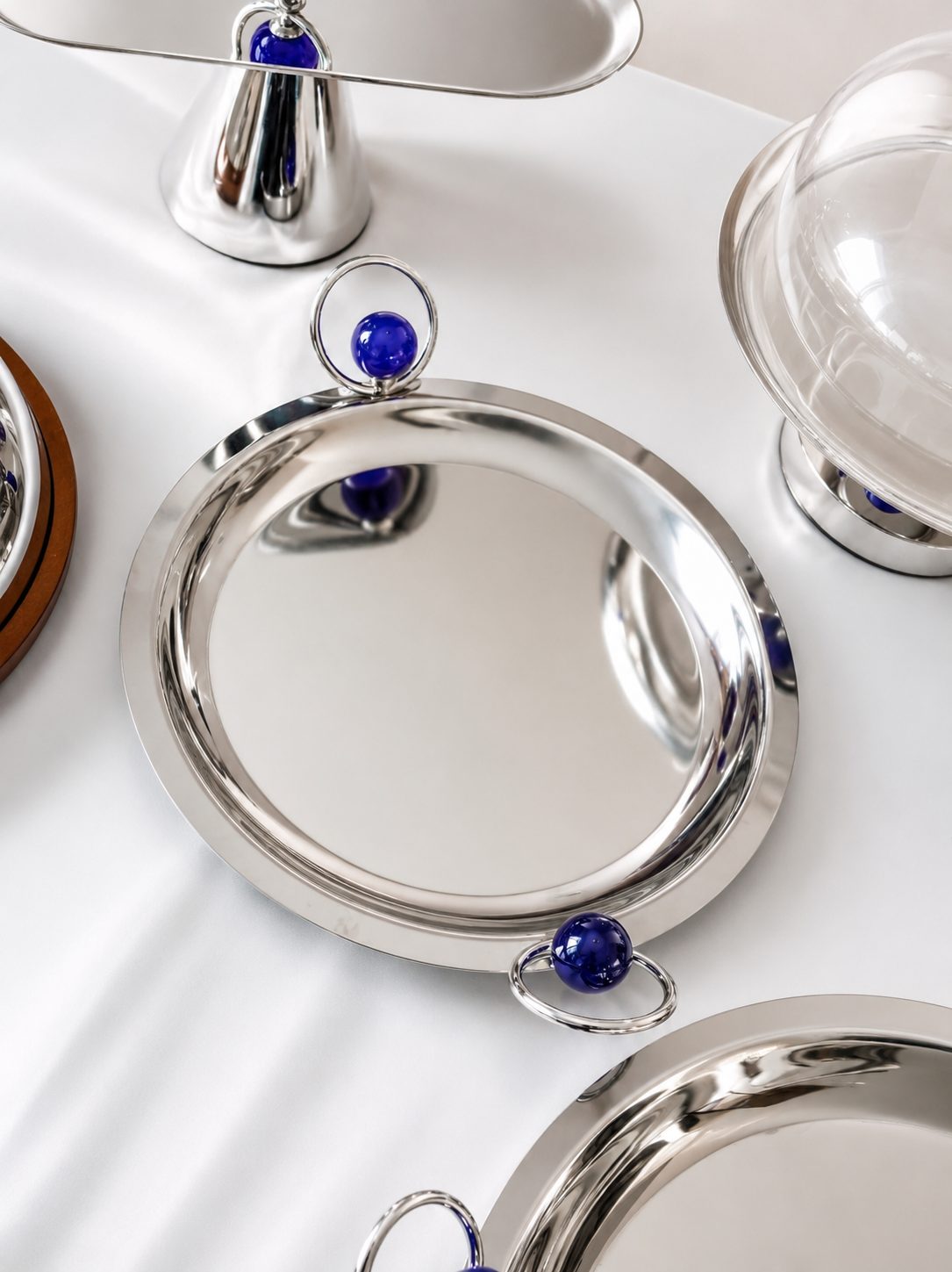 Rounded tray with Blue accents
